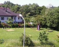 BILD: Blick aus dem Fenster zum nahegelegenen öffentlichen Spielplatz